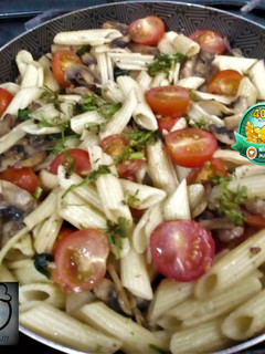 Una foto de Pasta Corta con Tomate Cherry 🍅Y Albahaca