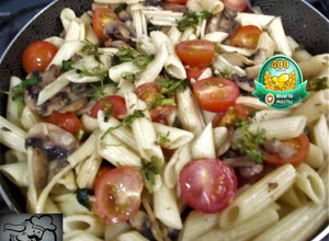 Una foto de Pasta Corta con Tomate Cherry 🍅Y Albahaca