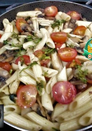 Una foto de Pasta Corta con Tomate Cherry 🍅Y Albahaca