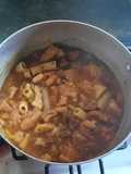 Olla de mondongo con fideos y porotos