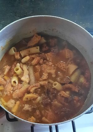 Una foto de Olla de mondongo con fideos y porotos