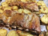 Costillar al horno con patatas al ajillo