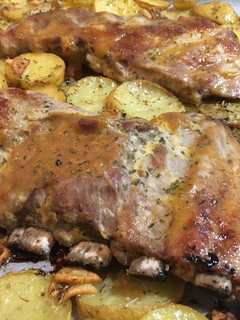 Una foto de Costillar al horno con patatas al ajillo