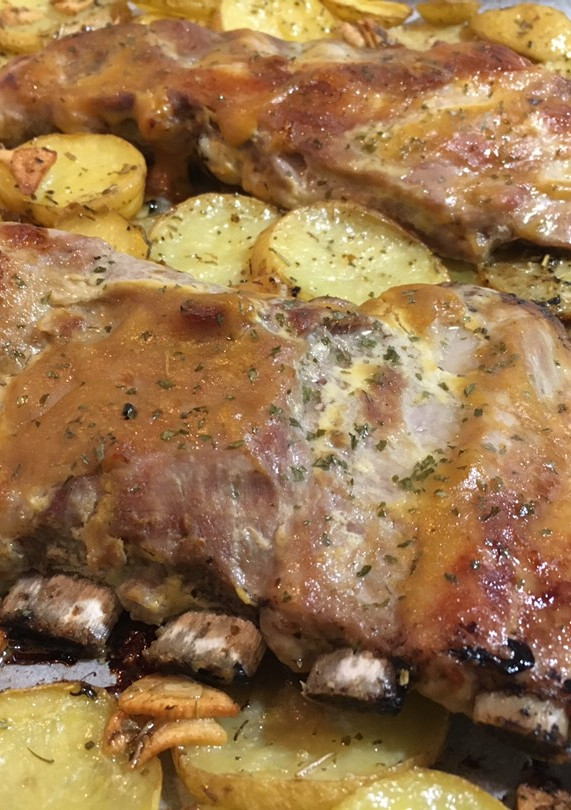 Una foto de Costillar al horno con patatas al ajillo