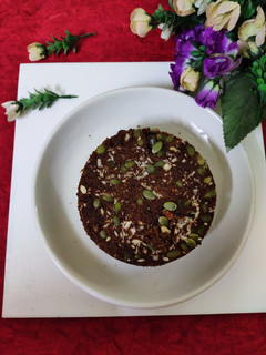 ખજૂર અને ડ્રાયફ્રુટ ની ઘઉંના લોટ ની કેક (dates and nuts whole wheat cake recipe in Gujarati) રેસીપી મુખ્ય ફોટો