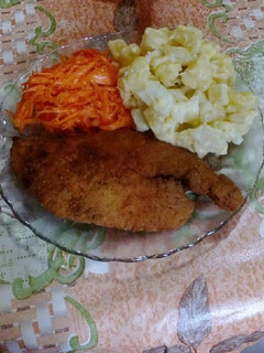 Una foto de Milanesas de pollo con ensalada de papa y huevo