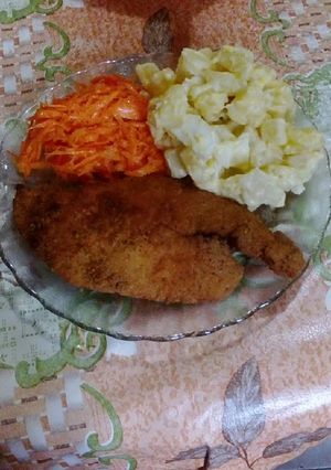 Una foto de Milanesas de pollo con ensalada de papa y huevo