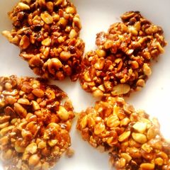 Caramelised roasted groundnuts A picture of Caramelised roasted groundnuts.