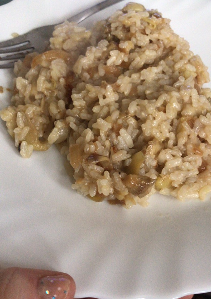 Una foto de Arroz con alchachofas y cebolla caramelizada
