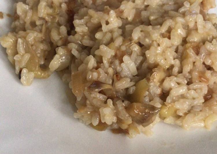 Arroz con alchachofas y cebolla caramelizada