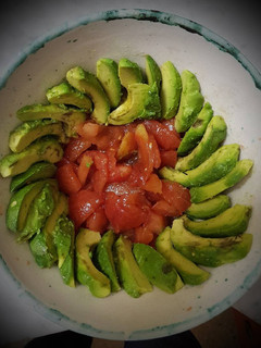 Una foto de Ensalada de tomate y palta...así de simple