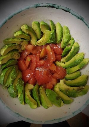 Una foto de Ensalada de tomate y palta...así de simple