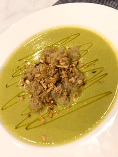 Una foto de Sopa de Arverjas con Crutones y Almendras tostadas