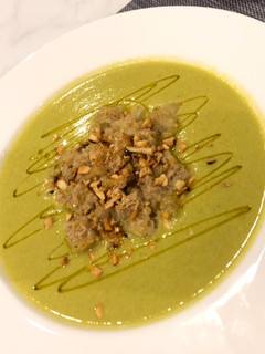 Una foto de Sopa de Arverjas con Crutones y Almendras tostadas