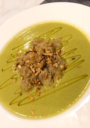 Una foto de Sopa de Arverjas con Crutones y Almendras tostadas