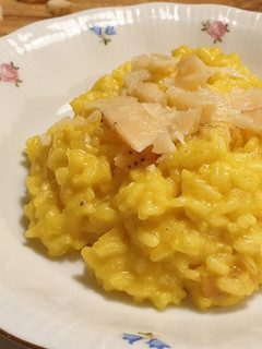 Foto di Risotto allo zafferano con scorze di parmigiano