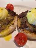 Ovos Benedict com carne desfiada