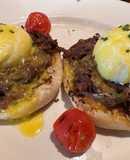 Ovos Benedict com carne desfiada