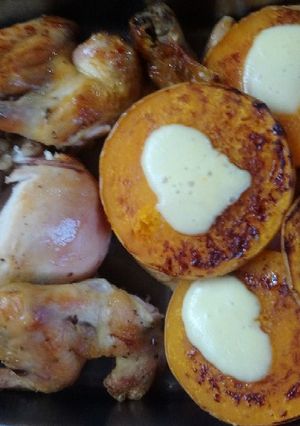 Una foto de Pollo al horno con rodajas de zapallo