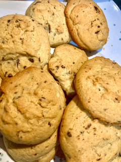 Una foto de Galletas de mantequilla con chips de chocolate (con avena)