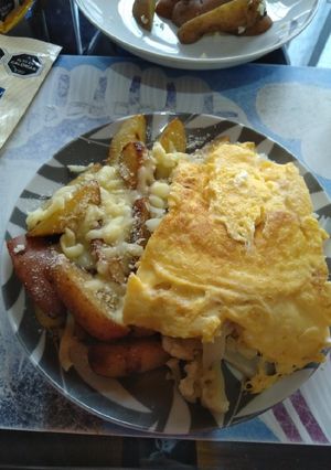 Una foto de Papas Rústicas Doradas con Omelette