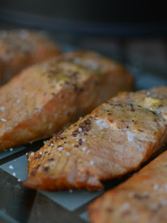 Una foto de Salmón preparado en horno ahumador macerado en mostaza antigua y zumo de mandarina