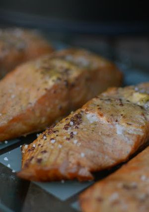 Foto principal de Salmón preparado en horno ahumador macerado en mostaza antigua y zumo de mandarina