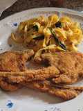 Chuletas de cordero rebozadas con pasta y espinacas