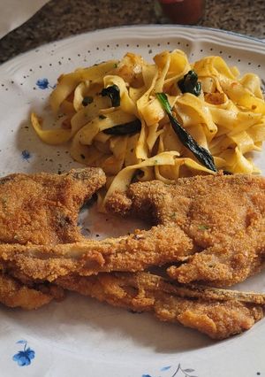 Una foto de Chuletas de cordero rebozadas con pasta y espinacas