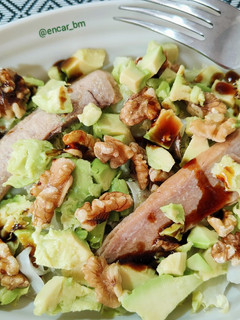 Una foto de Ensalada de escarola con ventresca de atún y aguacate