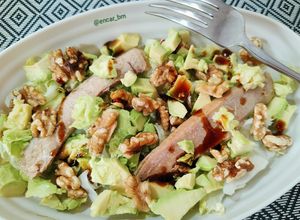 Foto principal de Ensalada de escarola con ventresca de atún y aguacate