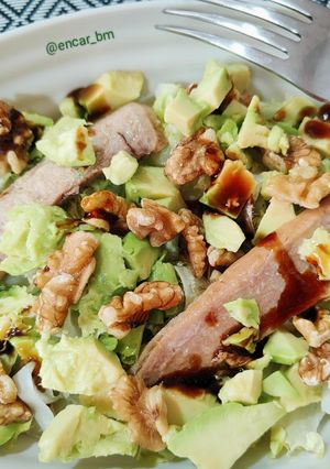 Una foto de Ensalada de escarola con ventresca de atún y aguacate
