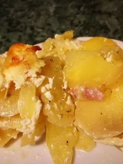 Sajtos-tejfölös-hagymás csőben sült burgonya recept fotója
