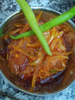 A picture of Dahi pyaza.