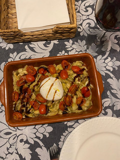 Una foto de Burrata con berenjenas al horno y cherry’s salteados !
