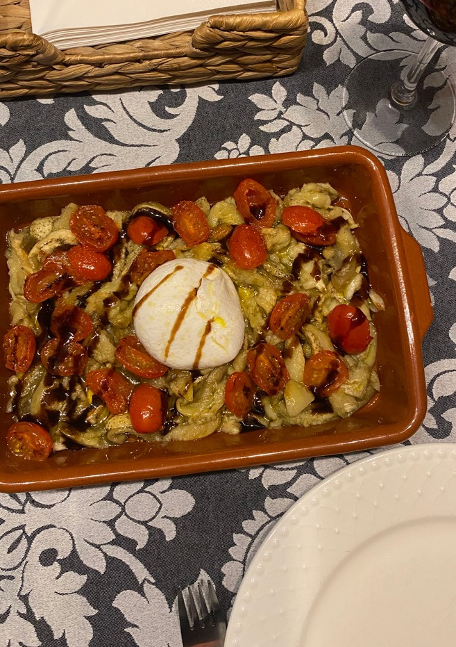Una foto de Burrata con berenjenas al horno y cherry’s salteados !