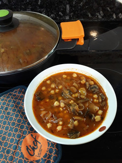 Una foto de Garbanzos con carne de ñoras