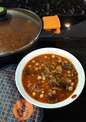 Una foto de Garbanzos con carne de ñoras