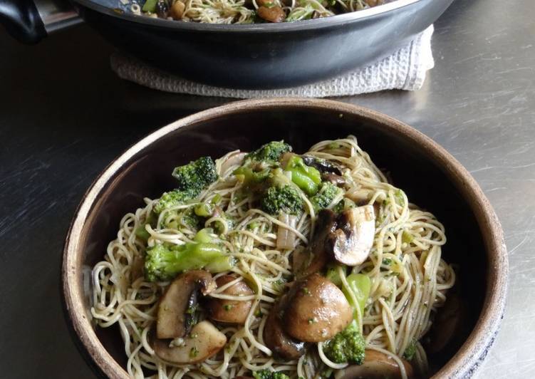 Steps to Prepare Speedy Broccoli &amp; Mushroom Stir Fry