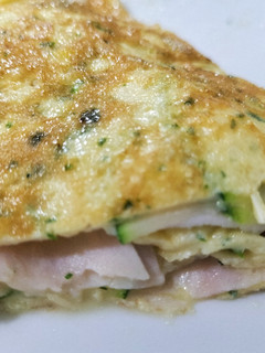Una foto de Rollito de tortilla con calabacín, pavo y queso