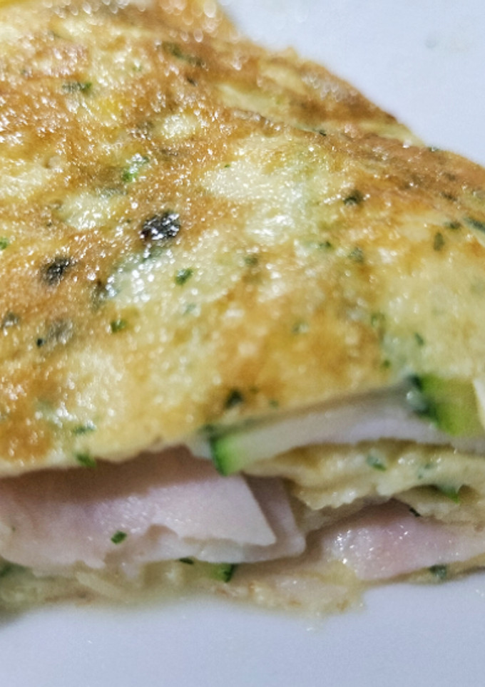 Una foto de Rollito de tortilla con calabacín, pavo y queso