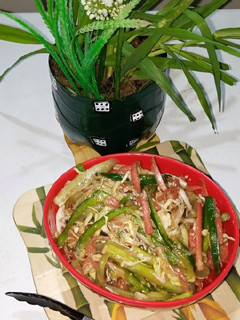 A picture of Thai Salad with Peanut Dressing 🥗🥗.