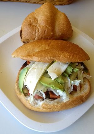 Una foto de Torta de salchichas con chipotle
