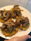 Tostones con Ny strip en vegetales salteados