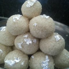 A picture of Rava laddu.