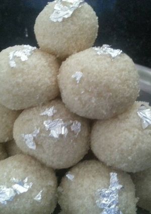 A picture of Rava laddu.