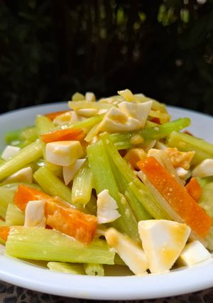 超市料理-鹹蛋炒芹菜 的食譜成品照片