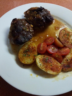 Foto principal de Carrilladas de cerdo con salsa "Barbaostras" y patatas huertanas