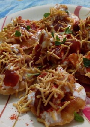 A picture of Dahi papdi.