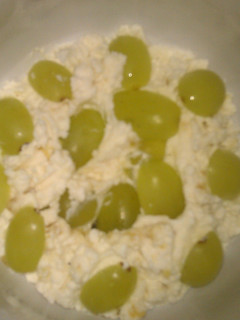 Una foto de Postre de requesón y uvas